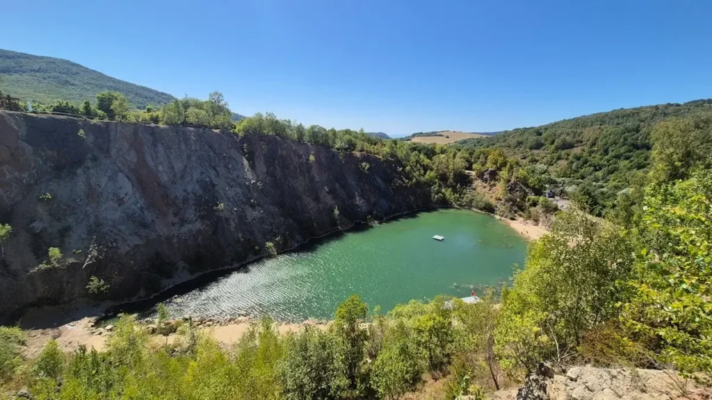 Lom Beňatina